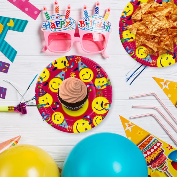 Red Party Plates – 23cm Emoji Disposable Birthday Plates